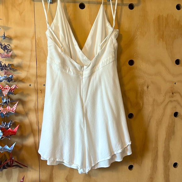 Like New Lulus White Romper Size M - Picture 4 of 5